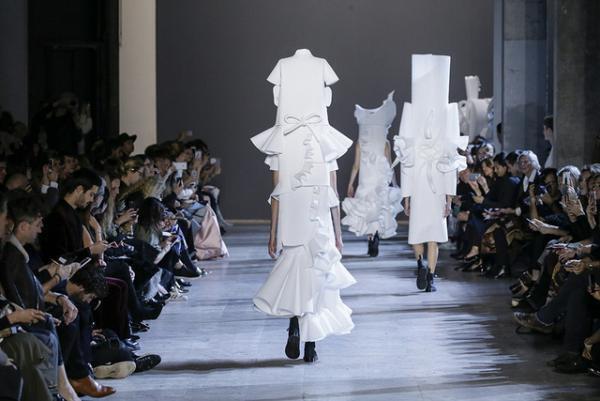 ポロシャツに由来するヴィクター＆ロルフの彫刻的ファッション【2016春夏クチュール】