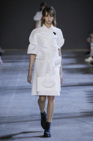 ポロシャツに由来するヴィクター＆ロルフの彫刻的ファッション【2016春夏クチュール】