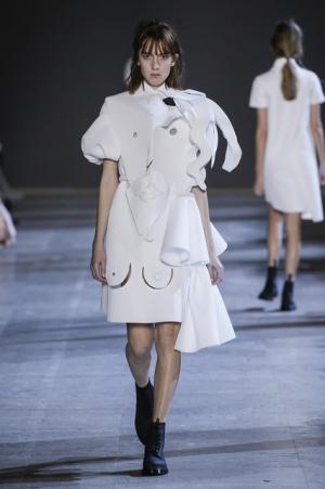 ポロシャツに由来するヴィクター＆ロルフの彫刻的ファッション【2016春夏クチュール】