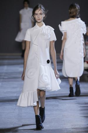 ポロシャツに由来するヴィクター＆ロルフの彫刻的ファッション【2016春夏クチュール】