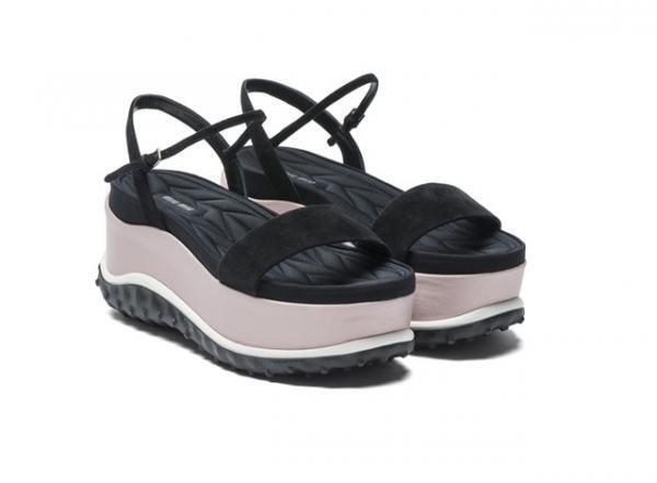 ミュウミュウ、新宿伊勢丹で“ハリネズミ”や“海の生き物”からインスパイアされた新作シューズを発売