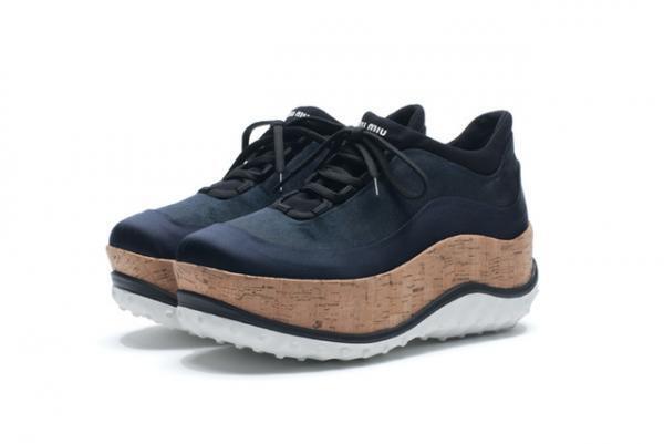 ミュウミュウ、新宿伊勢丹で“ハリネズミ”や“海の生き物”からインスパイアされた新作シューズを発売