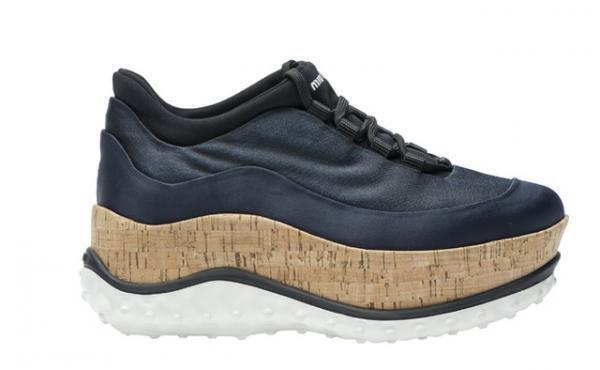 ミュウミュウ、新宿伊勢丹で“ハリネズミ”や“海の生き物”からインスパイアされた新作シューズを発売