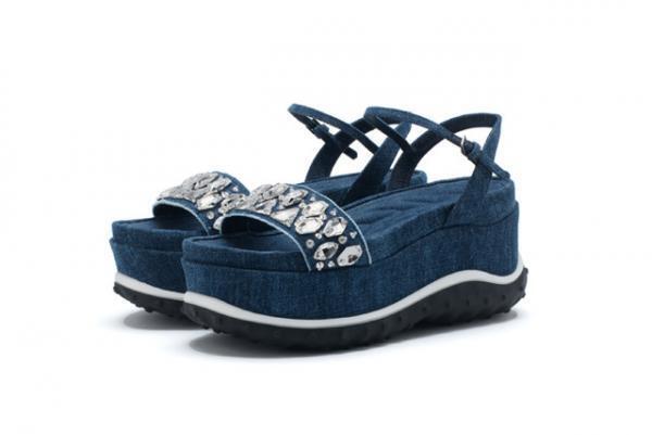 ミュウミュウ、新宿伊勢丹で“ハリネズミ”や“海の生き物”からインスパイアされた新作シューズを発売