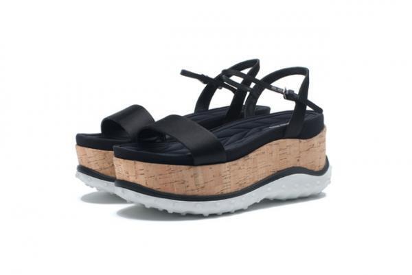 ミュウミュウ、新宿伊勢丹で“ハリネズミ”や“海の生き物”からインスパイアされた新作シューズを発売