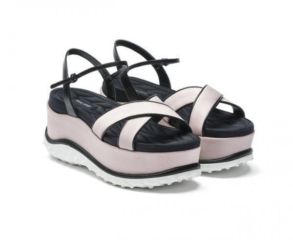 ミュウミュウ、新宿伊勢丹で“ハリネズミ”や“海の生き物”からインスパイアされた新作シューズを発売