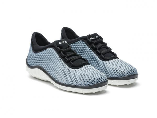 ミュウミュウ、新宿伊勢丹で“ハリネズミ”や“海の生き物”からインスパイアされた新作シューズを発売