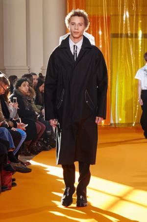 パリで初のランウェイ開催、ヴァージル・アブローの“カットワーク”【16-17AWメンズ】