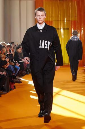 パリで初のランウェイ開催、ヴァージル・アブローの“カットワーク”【16-17AWメンズ】