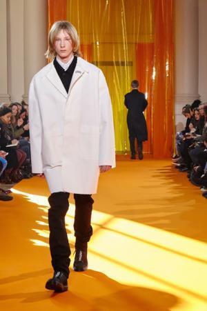 パリで初のランウェイ開催、ヴァージル・アブローの“カットワーク”【16-17AWメンズ】