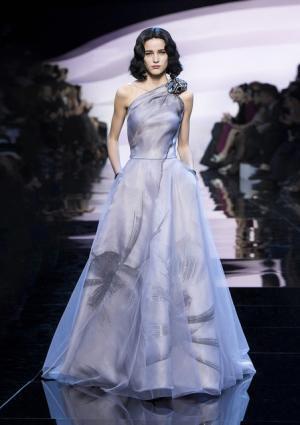 “葵の花”のベールを纏う、ジョルジオ アルマーニ プリヴェ【2016春夏クチュール】