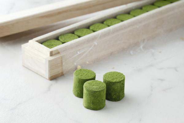 パレスホテル東京のホワイトデー、エディブルフラワーのおはじきキャンディーやロリ・ポップショコラ