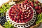 キル フェ ボンのホワイトデーは、イチゴの花が咲き誇った「桃のババロアとイチゴのタルト」
