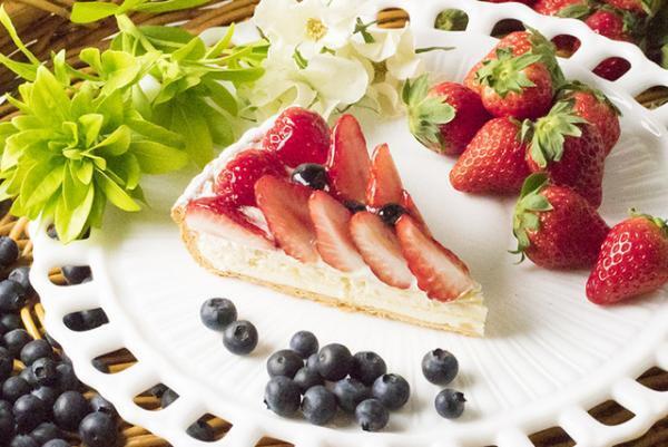 キル フェ ボンのホワイトデーは、イチゴの花が咲き誇った「桃のババロアとイチゴのタルト」