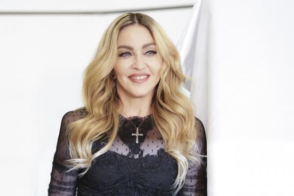 来日中のマドンナが銀座三越に登場！MDNA SKINの新作と投げキッスを贈る