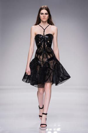 人間工学に基づく、アトリエ ヴェルサーチの美への追求【2016春夏クチュール】