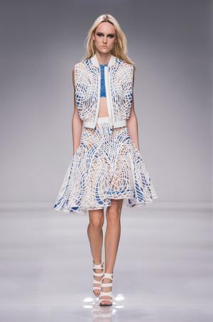 人間工学に基づく、アトリエ ヴェルサーチの美への追求【2016春夏クチュール】