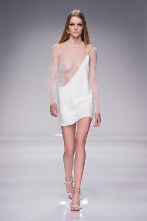 人間工学に基づく、アトリエ ヴェルサーチの美への追求【2016春夏クチュール】