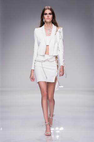 人間工学に基づく、アトリエ ヴェルサーチの美への追求【2016春夏クチュール】