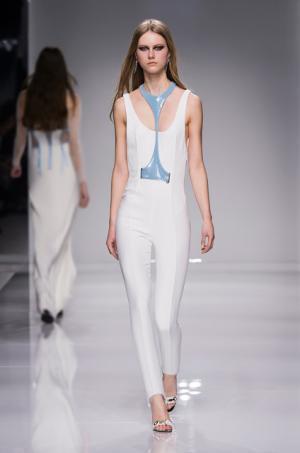 人間工学に基づく、アトリエ ヴェルサーチの美への追求【2016春夏クチュール】