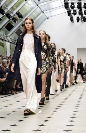 【生中継】バーバリー16-17AWウィメンズコレクション、22日22時より