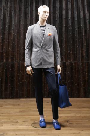 空港、キャビン、ホテルをエレガントにチェックインするジェットセッターのためのコンフォートスタイル