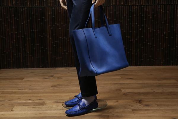 空港、キャビン、ホテルをエレガントにチェックインするジェットセッターのためのコンフォートスタイル