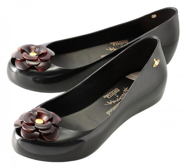 ヴィヴィアン・ウエストウッドが阪急うめだに新店をオープン。限定ペンダント＆シューズも登場