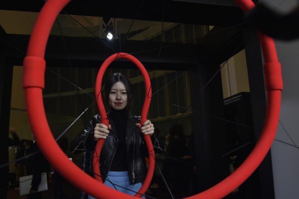 ライゾマ実験建築、ノースフェイスのクモの糸パーカー、Olgaの導電性接着剤ウェアなど近未来が広がるMAT LAB