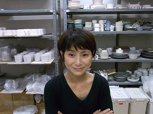 陶芸家・鹿児島睦 × イイホシユミコが「春の色」をテーマにコラボ。新宿伊勢丹で2日より限定販売