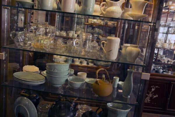 2階にはガラス越しに茶器や茶道具がずらり。高級なものからお手頃のものまで販売も行う