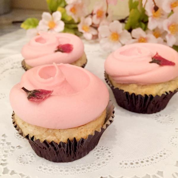 マグノリアベーカリーから春限定、桜色の「サクラカップケーキ」が登場