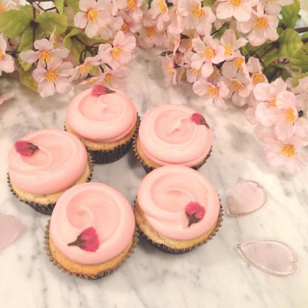 マグノリアベーカリーから春限定、桜色の「サクラカップケーキ」が登場