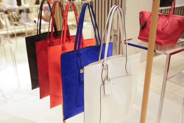 トッズがアイコンシューズ「ゴンミーニ」の日本限定モデルを9日に発売。新宿伊勢丹限定モデルのトートも登場