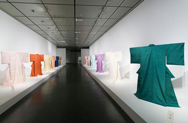 人間国宝・志村ふくみが色と織で紡いだ大規模展「志村ふくみ―母衣（ぼろ）への回帰―」の全貌と見所【展覧会レポート】