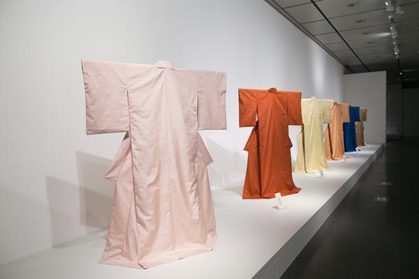 人間国宝・志村ふくみが色と織で紡いだ大規模展「志村ふくみ―母衣（ぼろ）への回帰―」の全貌と見所【展覧会レポート】