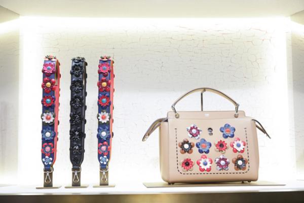 フェンディの“フラワーランド”が新宿伊勢丹に。2016春夏新作バッグや限定ピーカブーも発売