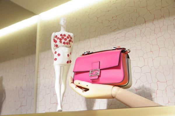 フェンディの“フラワーランド”が新宿伊勢丹に。2016春夏新作バッグや限定ピーカブーも発売