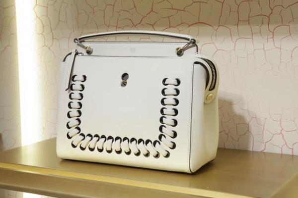 フェンディの“フラワーランド”が新宿伊勢丹に。2016春夏新作バッグや限定ピーカブーも発売