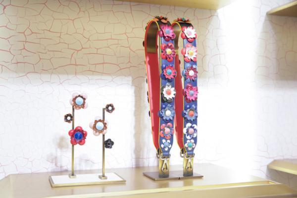 フェンディの“フラワーランド”が新宿伊勢丹に。2016春夏新作バッグや限定ピーカブーも発売