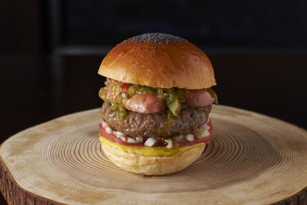 直径22cm、パティ1kgの超特大バーガー!?グランド ハイアット 東京の月替わりハンバーガー