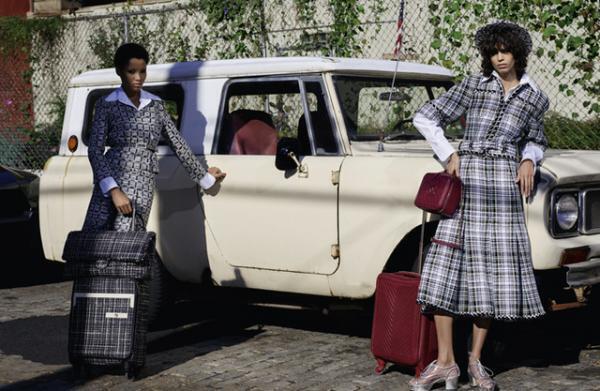 シャネルから、架空の“シャネルエアライン”が運行する旅に必要不可欠な新作トロリーケース登場