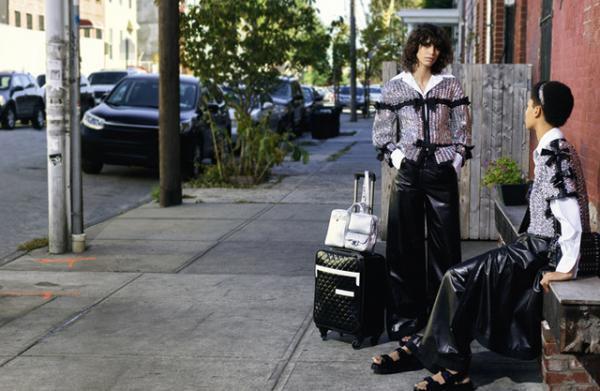 シャネルから、架空の“シャネルエアライン”が運行する旅に必要不可欠な新作トロリーケース登場