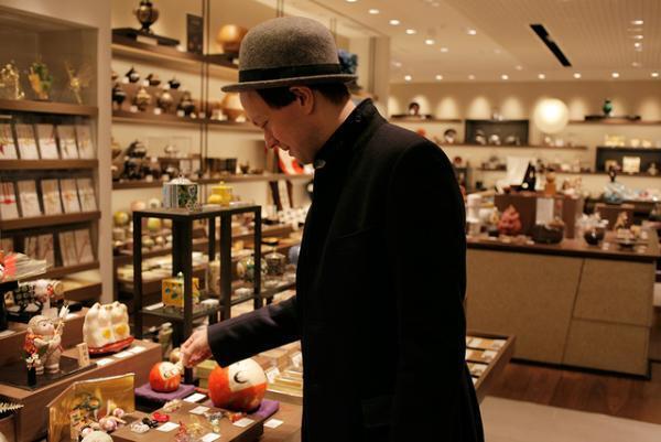 【銀座再発見】ギャラリーや老舗文具店を巡りクリエーションのヒントを探す街ーアートディレクターのプシエメク・ソブツキ(PR)