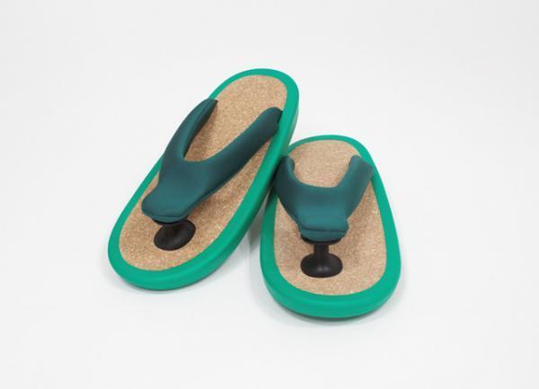 白金台BIOTOPで、祇園の老舗履物店「ない藤」手がけるビーチサンダルJOJOがポップアップ。横須賀功光の写真展も同時開催