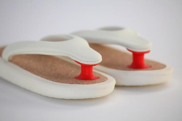 白金台BIOTOPで、祇園の老舗履物店「ない藤」手がけるビーチサンダルJOJOがポップアップ。横須賀功光の写真展も同時開催