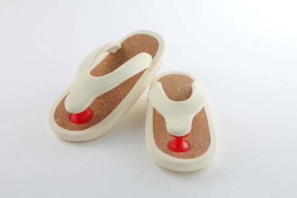 白金台BIOTOPで、祇園の老舗履物店「ない藤」手がけるビーチサンダルJOJOがポップアップ。横須賀功光の写真展も同時開催