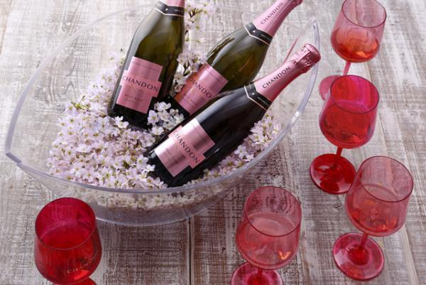 桜の名所をシャンパン片手にめぐる「お花見 CHANDON」、今年も中目黒に期間限定バー