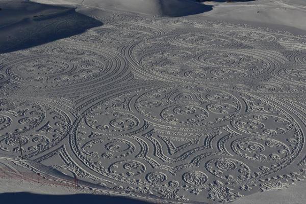 雪山に巨大なミステリーサークル。自身の足で踏み固めて描く壮大なスノーアート