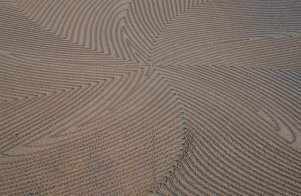 雪山に巨大なミステリーサークル。自身の足で踏み固めて描く壮大なスノーアート